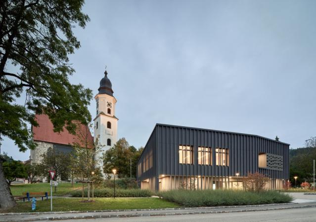 AMTSGEBÄUDE UND MUSIKHEIM ZELL AM PETTENFIRST